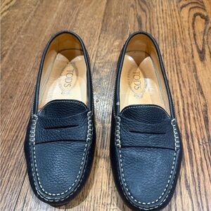 Tod's Black Pebbled Leather Loafers with Contrast Stitching